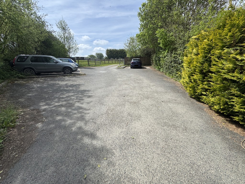 Lot: 41 - TWO FREEHOLD PARCELS OF LAND - Roadway